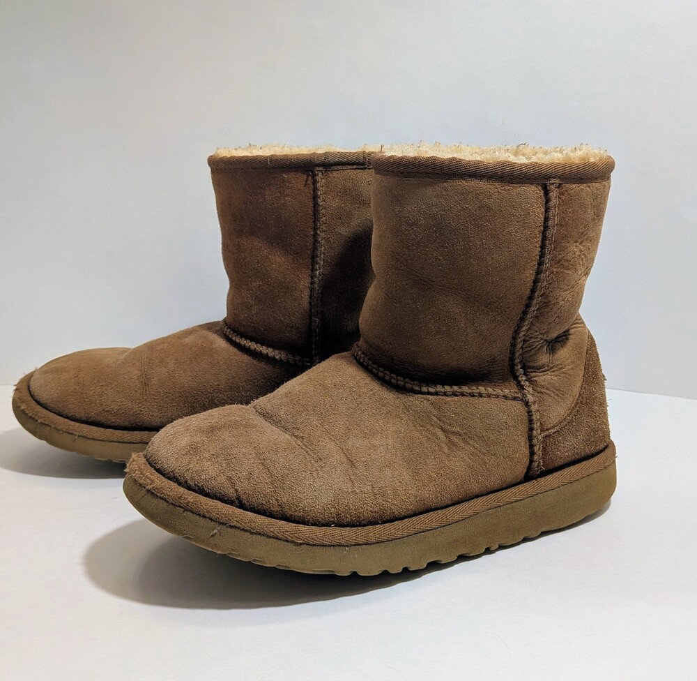 UGG Australia Classic Short Boots Chestnut Brown Womens Size 4 Shearling